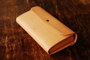お札の角が折れない『かぶせタイプ長財布』　横から正面　